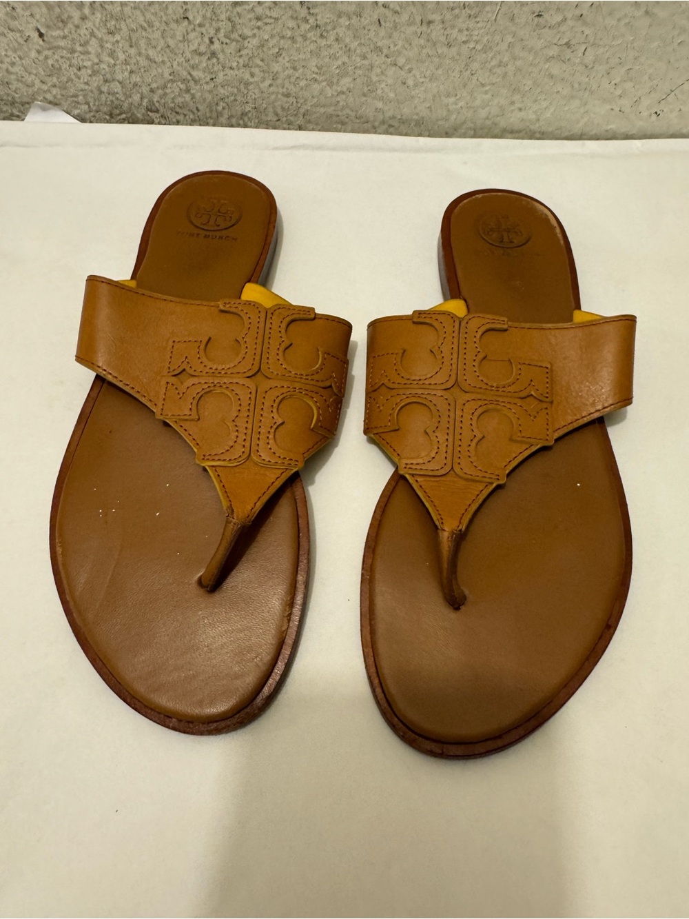 TORY BURCH Jamie Full Logo Leather Thong Sandals in Royal Tan size 8